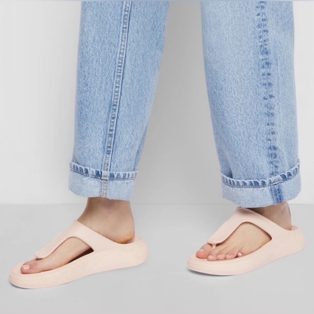 🆕 Stuart Weitzman Stuflex T-Strap Slide In Rosewater